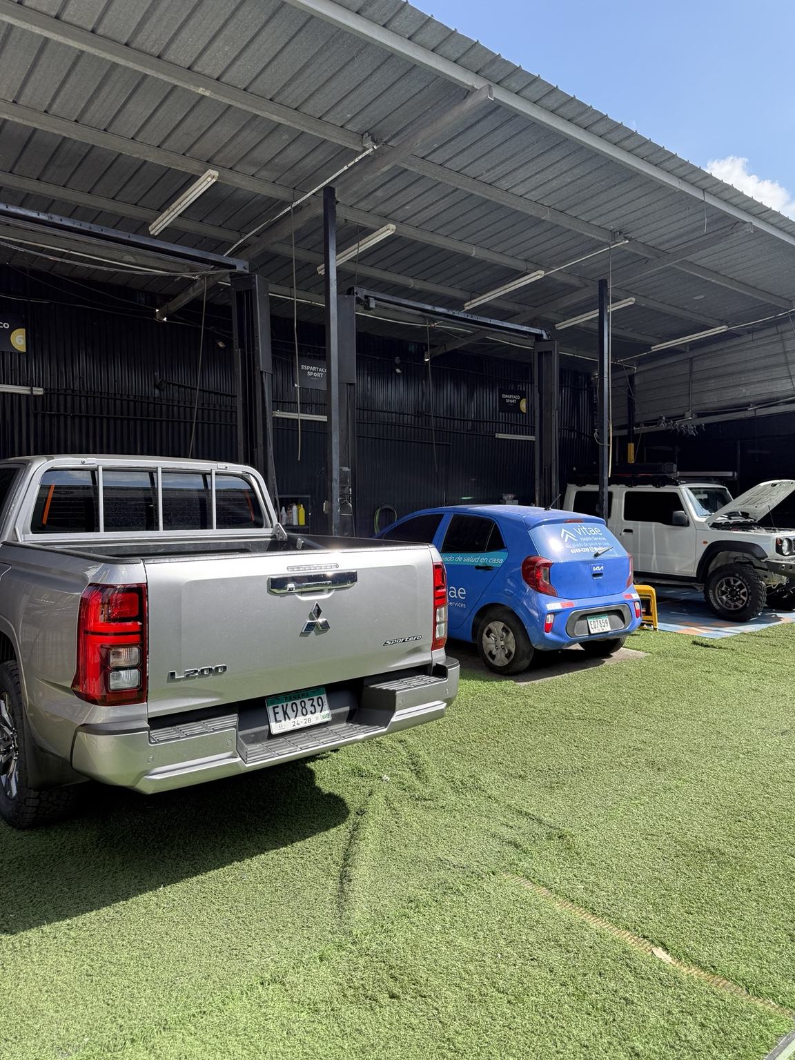 Área real de Grand Motor con elevadores y vehículos en el taller
